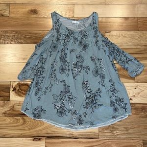 5/$20‼️Maurices Cold Shoulder Top